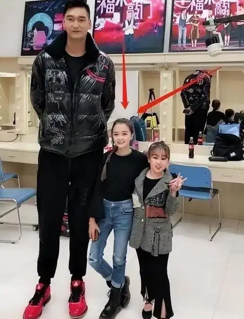 袖珍女孩火了身高1米3看着却像1米7网友比例太完美