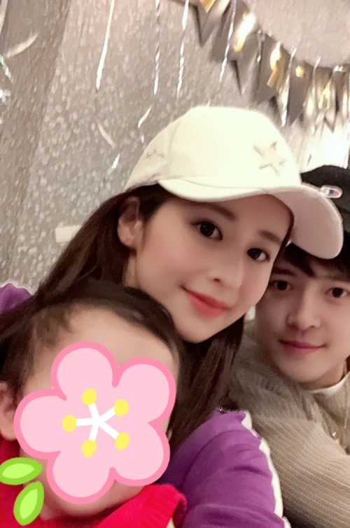 颖儿晒和女儿小月亮的圣诞装扮小家伙脸颊肉嘟嘟脸型和付辛博如复制