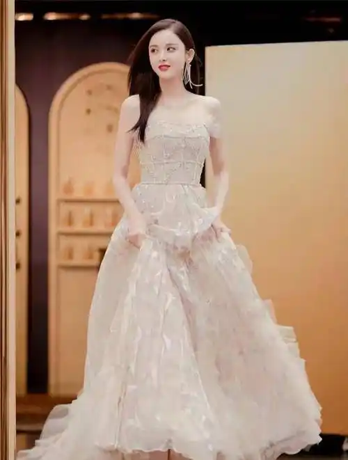 原创古力娜扎太会穿挑战粉红流光裙美成小仙女鱿鱼身材太吸睛