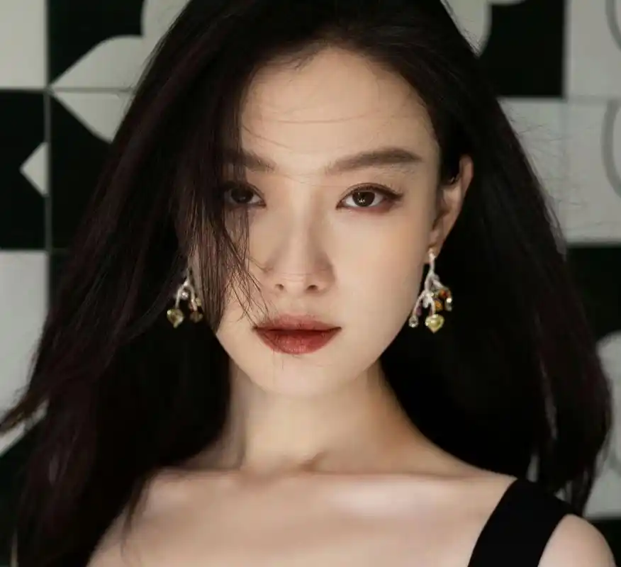 气质,体型不胖不瘦刚刚好,整个人有种很自然的慵懒感,眼神也很有魅力