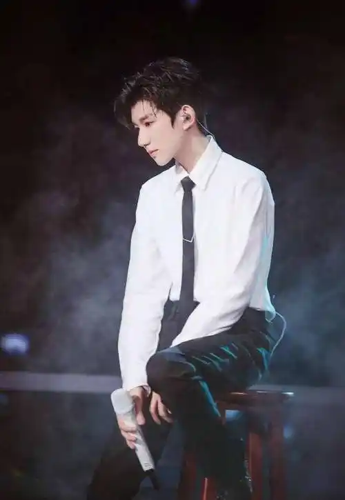 看到他们三人的照片,只想感慨变化太大了_黑色_王俊凯_衬衣