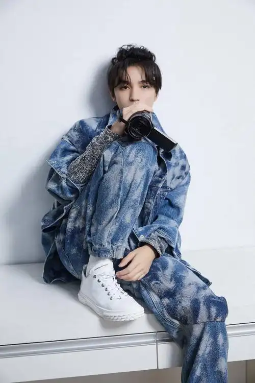 工作室分享王俊凯七周年演唱会look扎染牛仔的酷boy上线