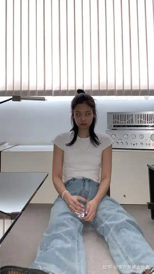 有没有jennie一身白色衣服的照片?