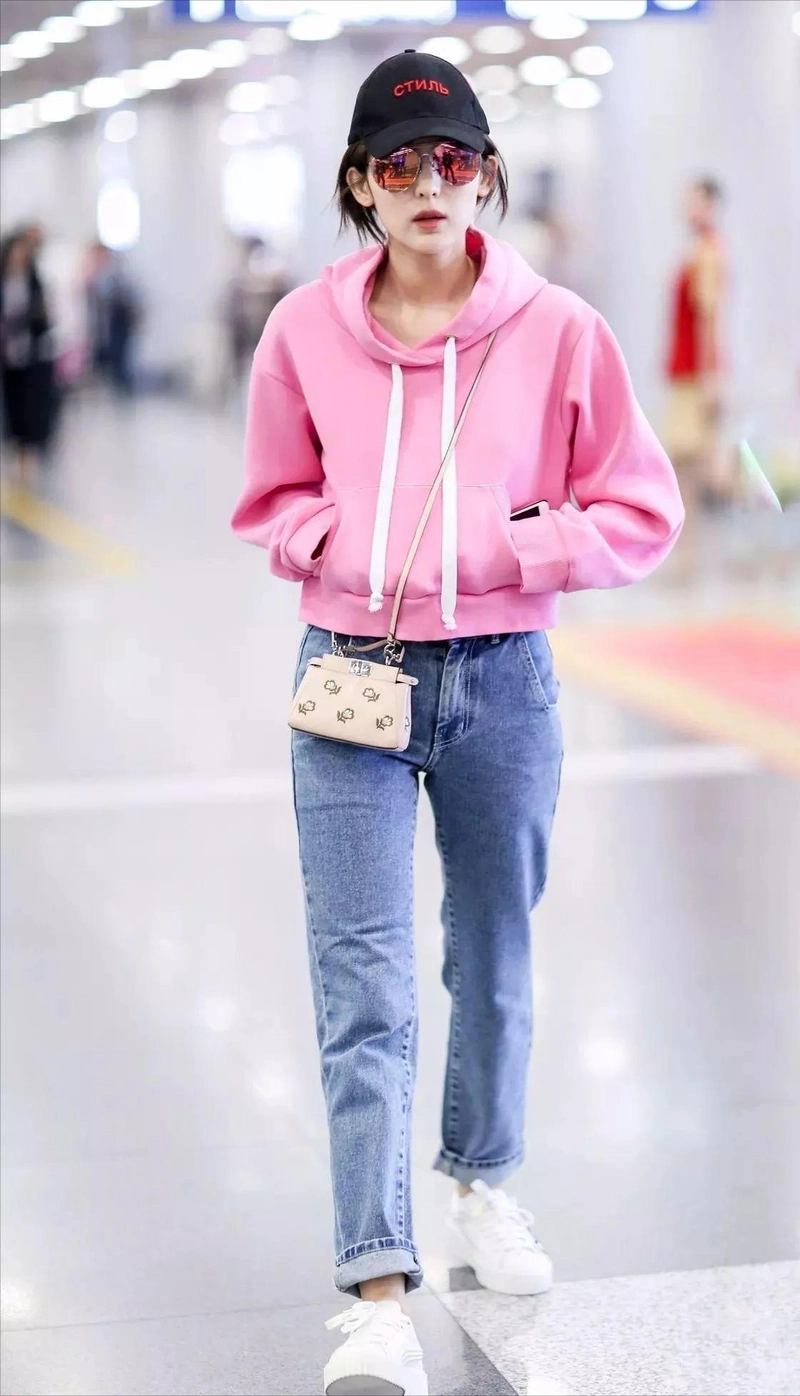 原创卫衣2021年明星们最流行穿法时髦又有气场这个春夏超推荐