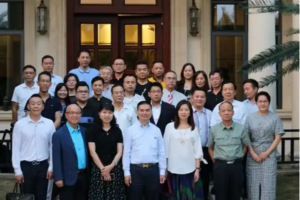 参会人员合影留念