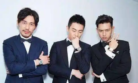 185的李现碰上188的胡一天,一个报低一个报高,站一起后真相大白_身高