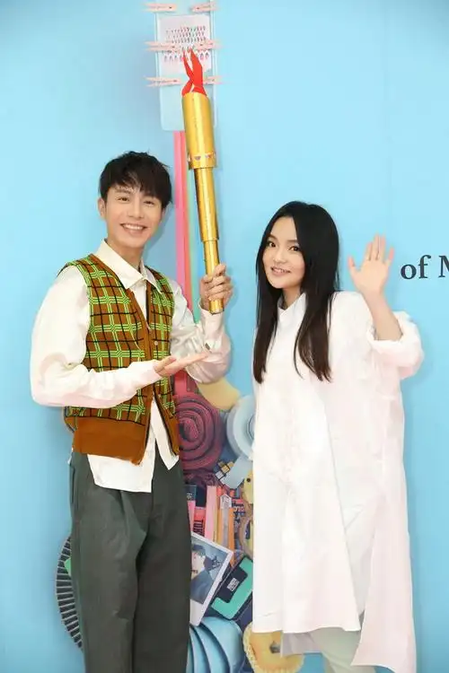 韦礼安全新创作专辑发行 徐佳莹送红围巾被笑是外婆