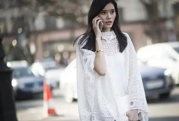 孙菲菲走秀摔跤迅速站起完成走秀粉丝敬业