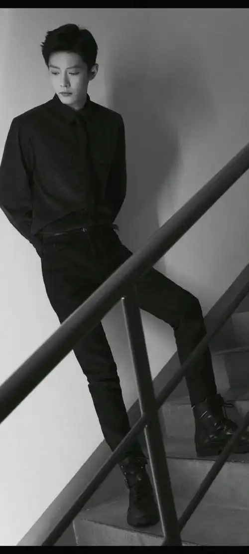 肖战##肖战大秀背影海报