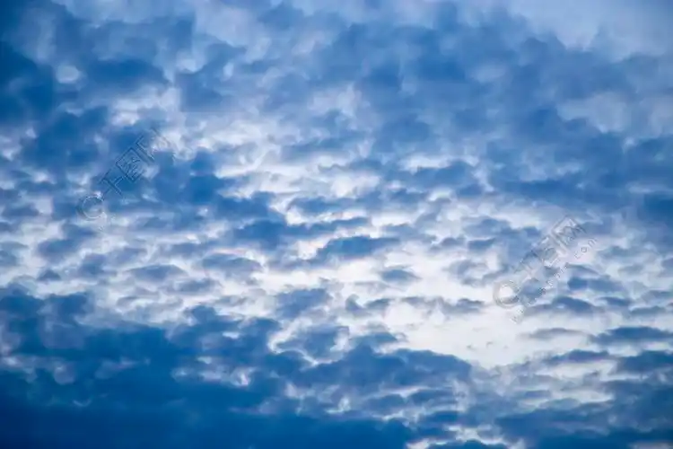 天空中藏青色的云朵