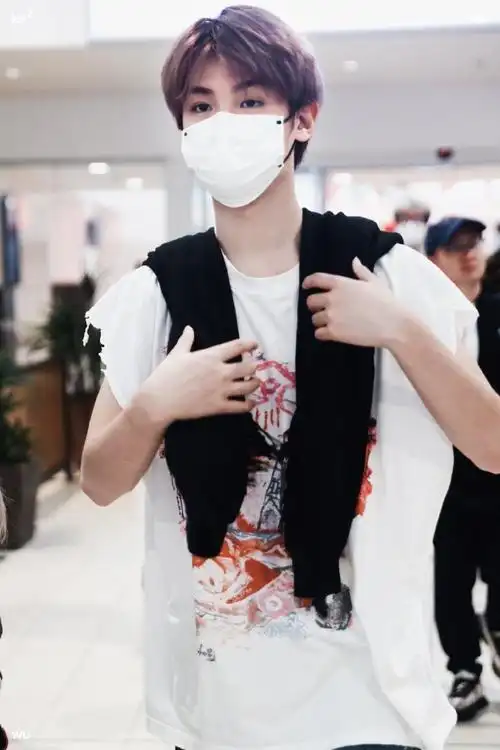 黄明昊机场黑色连帽卫衣##黄明昊白色无袖上衣