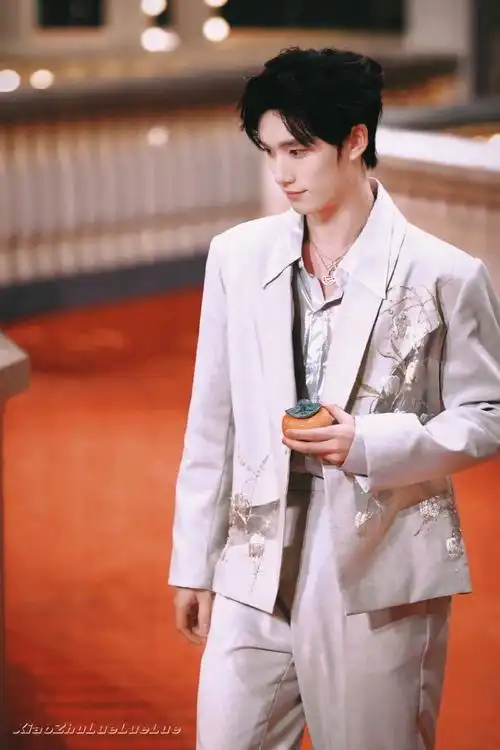 丁程鑫智族gq创意大赏##时代少年团中式刺绣西装