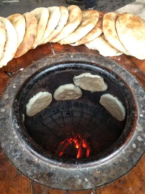 炕烧饼的炉子是一口陶缸,果木炭