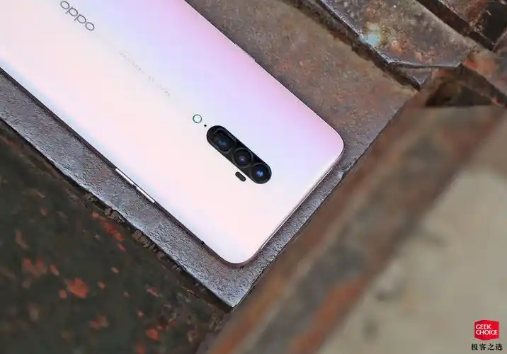 图赏同样是雾面玻璃opporeno10倍变焦版新增了薄雾粉配色