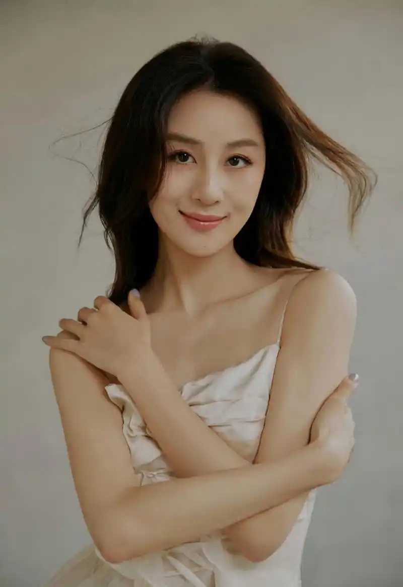 夏楠# 一袭白色吊带睡裙,肤白貌美的容颜,窈窕曼妙的身材,白皙细牡哪