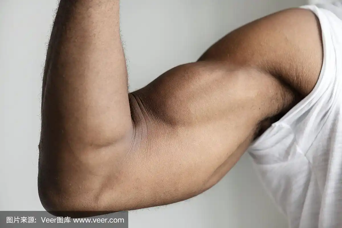一个黑人肌肉发达的手臂的特写
