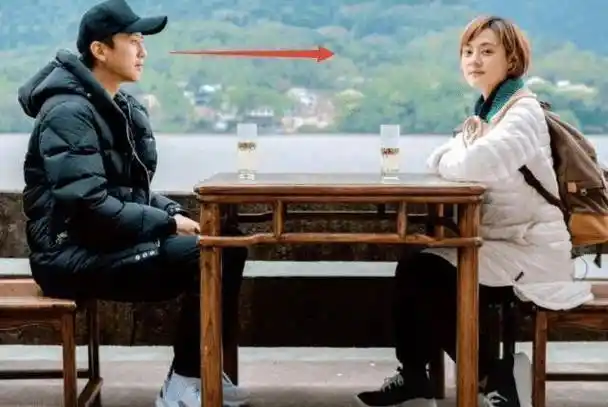 孙俪两口子去爬山,牵手合影,搂肩大方秀恩爱,邓超"望妻眼"高甜_时候