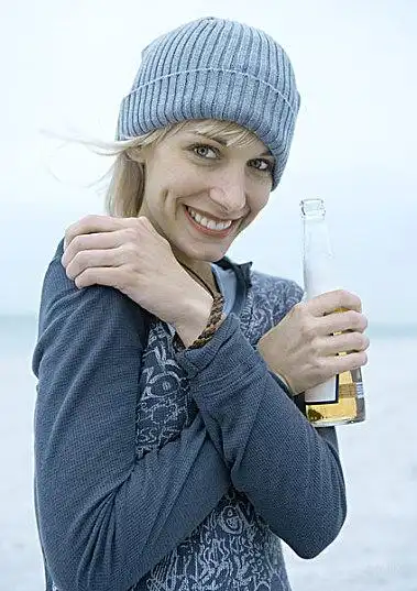 美女,拿着,啤酒瓶,海滩_高清图片_全景视觉