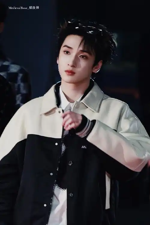 严浩翔黑白拼接外套