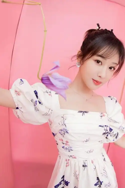 明星穿搭| 杨紫in self-portrait pf2021系_明星穿搭