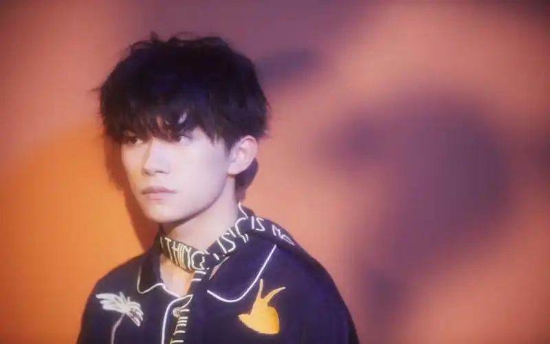 易烊千玺魅惑简单壁纸_小王子的简单帅气