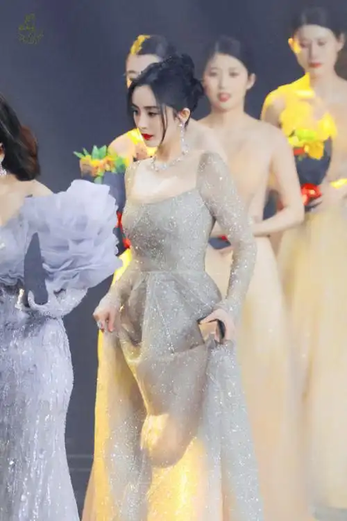 杨幂美图盛装出席微博之夜绽放你的光芒