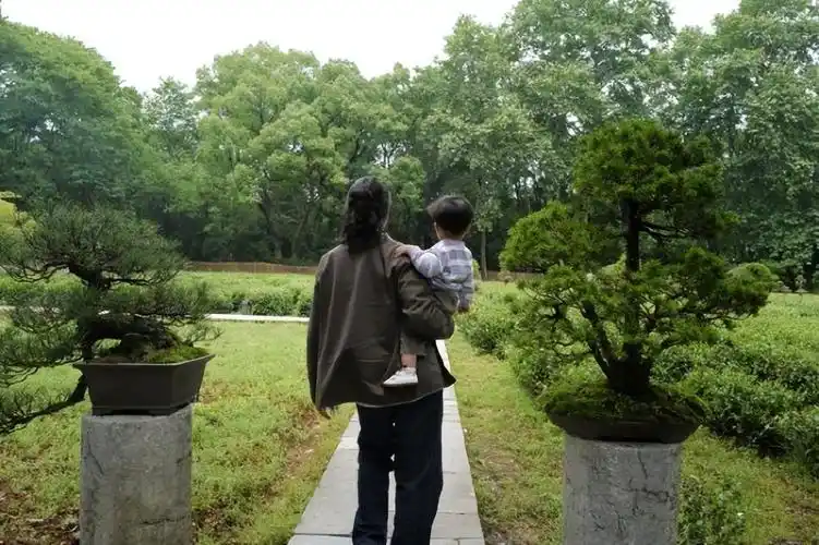 朱丹久违晒一家四口秀幸福周一围留长发背影和老婆差点分不清