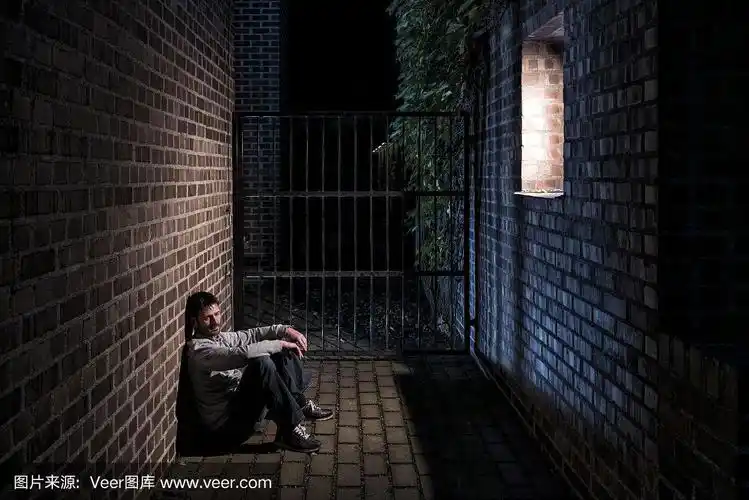 一个人晚上独自坐在窗外