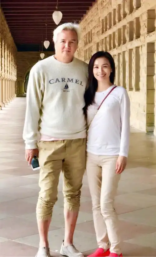 张庭和59岁老公国外度假同款休闲穿着一个似少女一个像爷爷