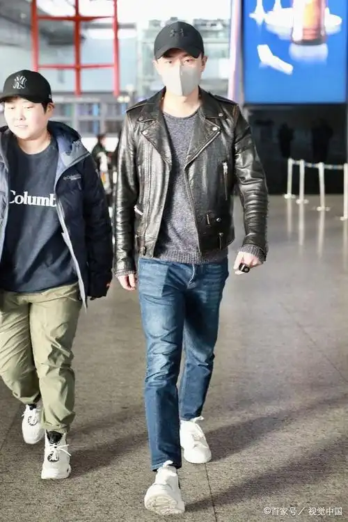 黄轩戴超大"戒指"脚踩小白鞋活力出动,走路潇洒帅气尽显男人味