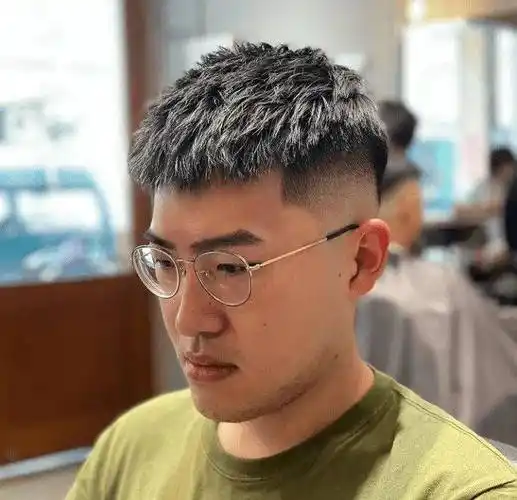 男生夏天留这几款潮流短发,阳光又帅气