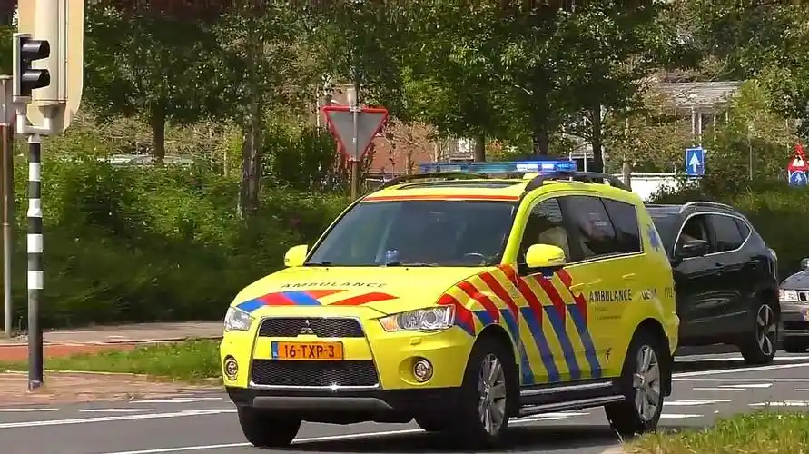 意大利消防车实拍,一辆黄色警车出现太引人注目了-旅游视频-搜狐视频