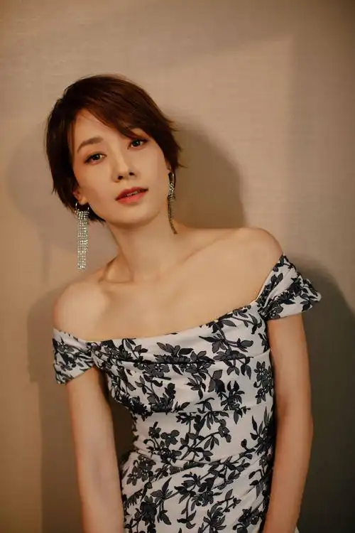 马伊琍亮相2020国剧盛典红毯青花瓷露肩长裙尽显优雅气质