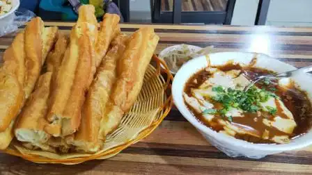 10块钱4个人的早餐半米长的油条真过瘾清汤商河老豆腐名不虚传