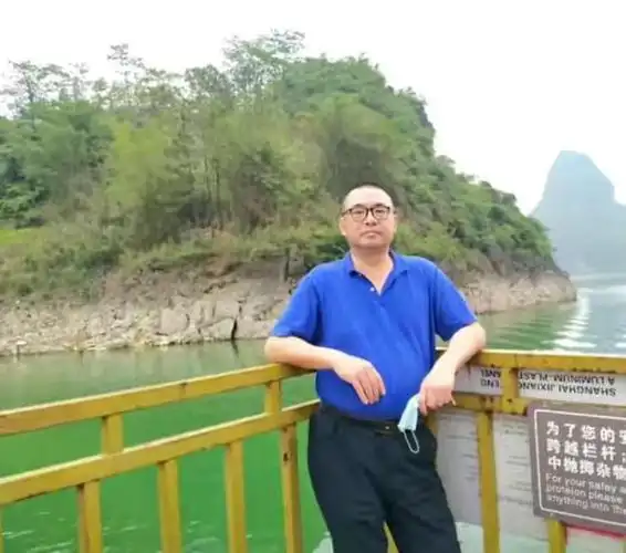 被错换的人生郭威本应出生在书香家庭曾姥爷是遗传学教授