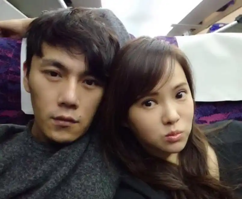 伊能静老公豪宅内跳舞!轻松将女儿举过头顶,客厅超大装修显豪华