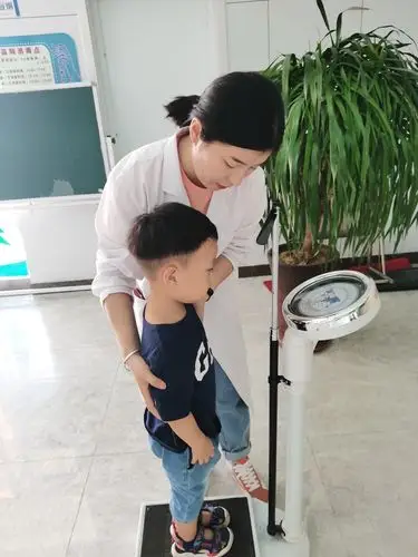 身高体重比一比——龙泉街道中心幼儿园开展秋季身高体重测量工作