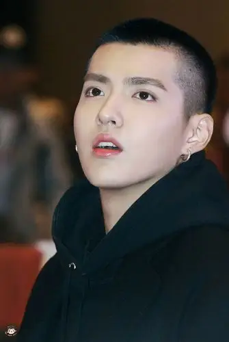 看看寸头吴亦凡,寸头男明星中我觉得算是很好看的了