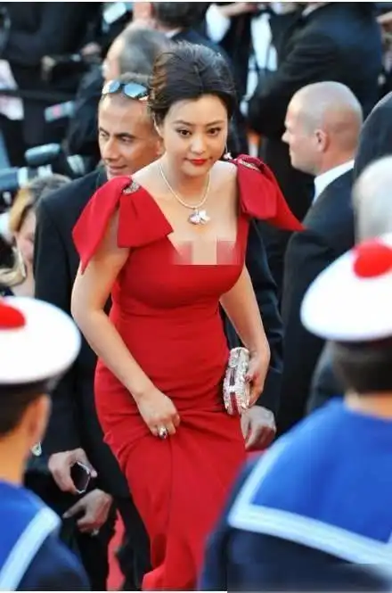 120斤以上的郝蕾没人觉得她很胖穿紧身裙珠圆玉润很富态