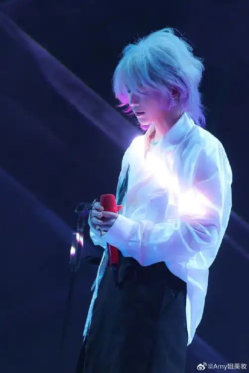 华晨宇渐变紫长发#这个发型我真的,有实力又有颜值 这个白金渐弊舷