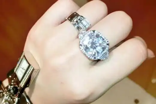 100克拉钻石值多少钱(100克拉钻石值多少钱啊)