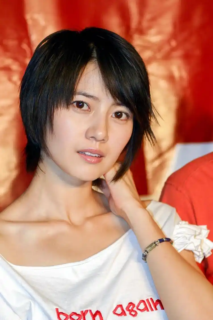 往事高圆圆15年前青涩照曝光短发可爱吸睛