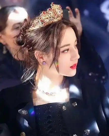 迪丽热巴时尚造型太出众,精灵仙子一眼万年,一颦一蹙撩拨人心_中国