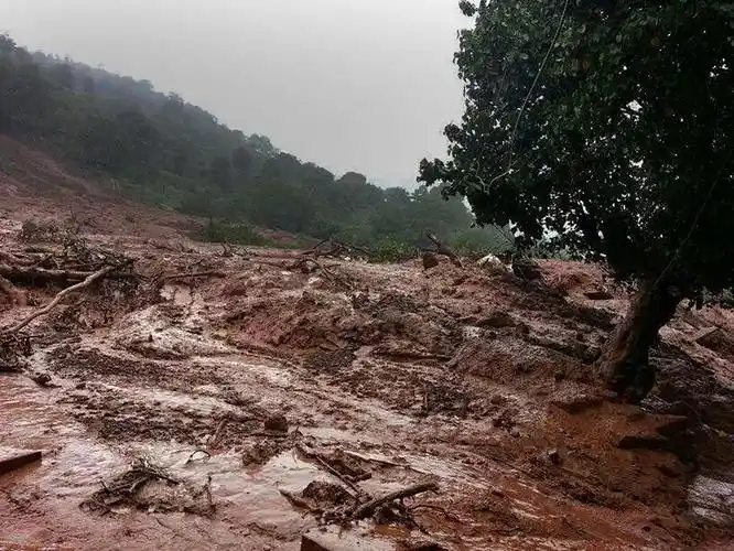 p>泥石流(mudslide)是指在山区或者其他沟谷深壑,地形险峻的地区