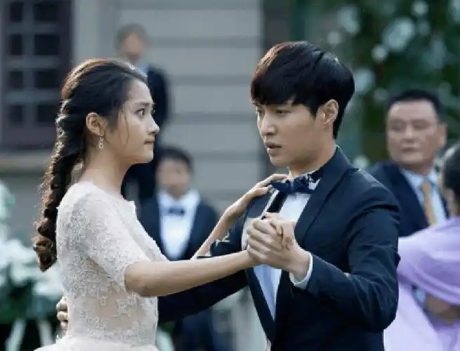 张艺兴评价关晓彤很难追是个怎么撩也撩不到的妹