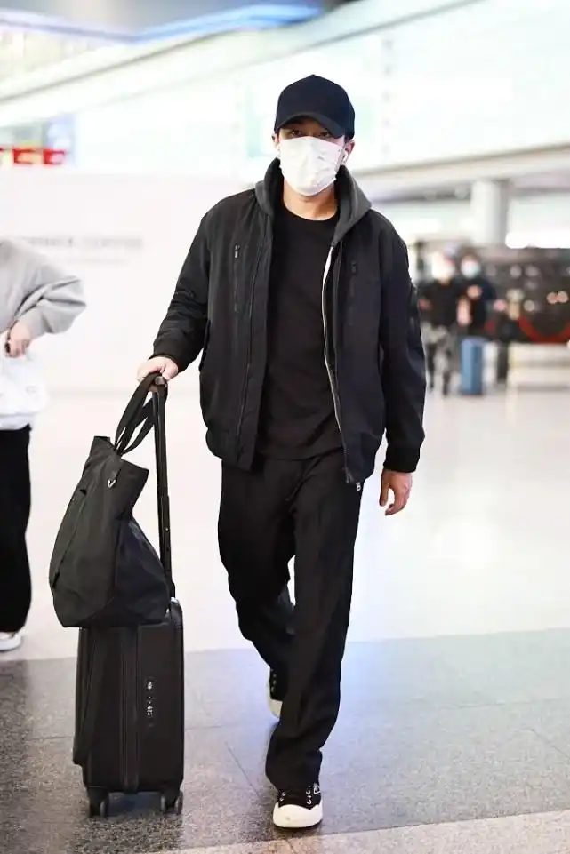 原创刘恺威气质真好穿一身黑还很活力47岁看着也像小鲜肉