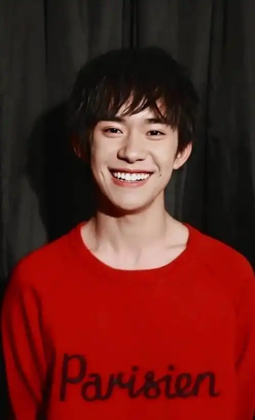 求易烊千玺笑得很开心的图片