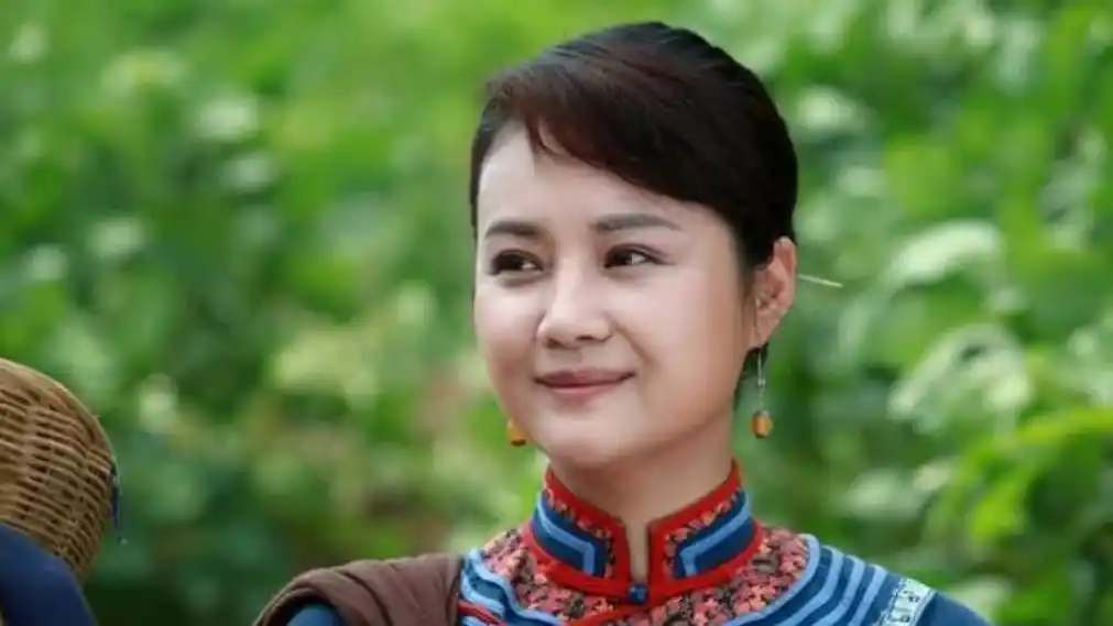 与二婚丈夫恩爱至今,一家四口都是演员!_茹萍