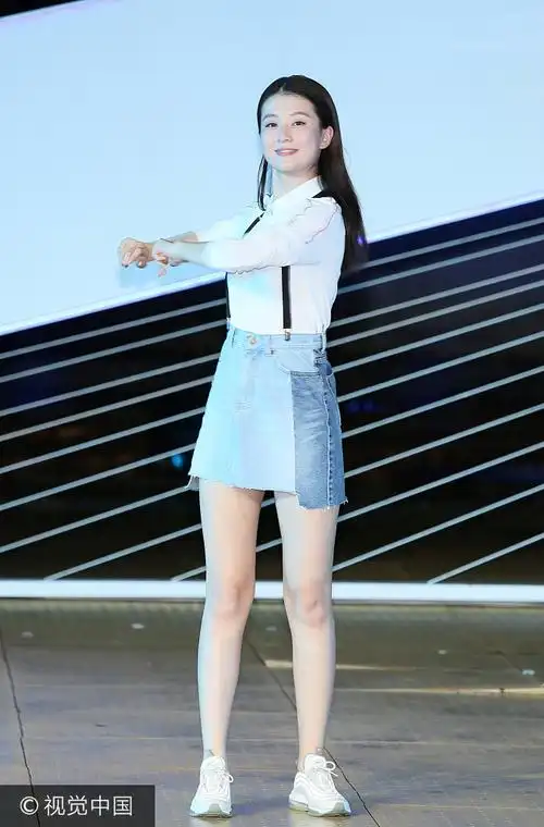 白到发光系列!乔欣背带短裙秀美腿 长发披肩现场做运动操萌态足