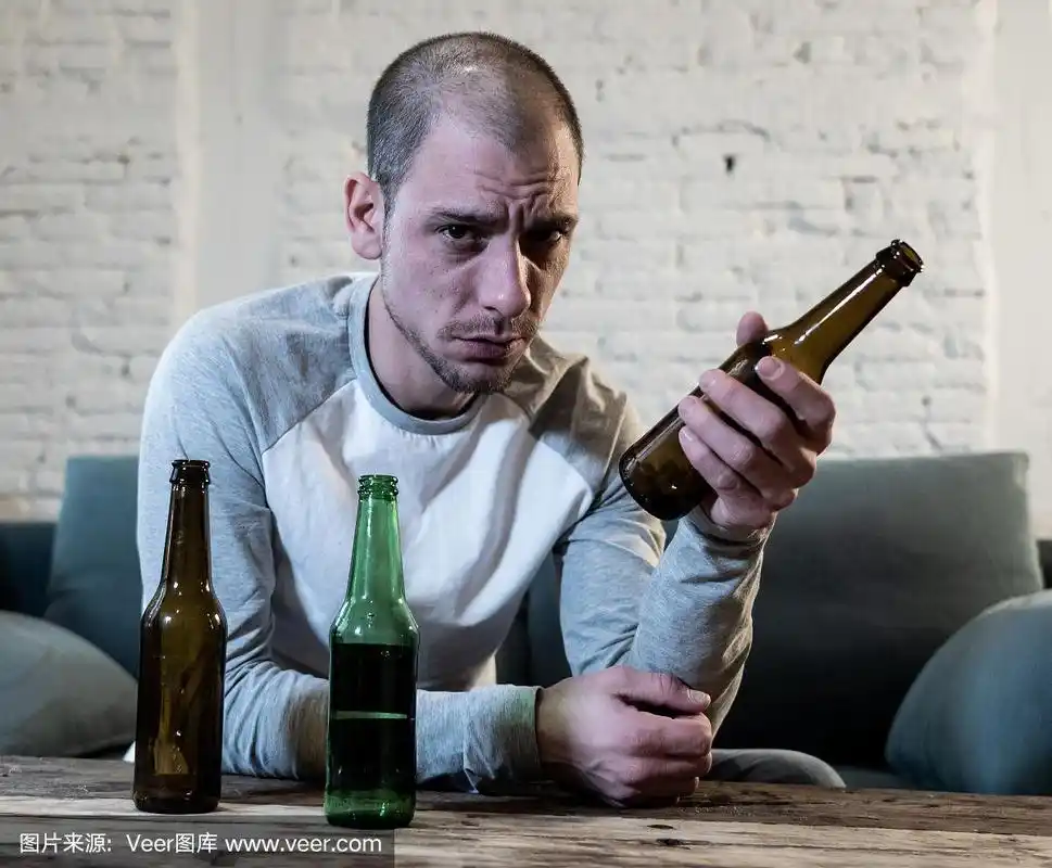 人与酗酒,上瘾和男人抑郁的概念.戏剧性的光线